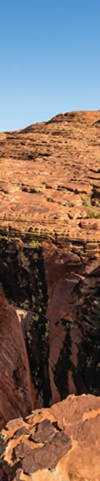 Wandere am Rande einer Schlucht